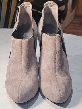 BCBG Paris Elegant Gray High Heels Sz 7 1/2
